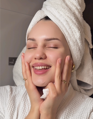 Glow me Up Exfoliating Face Wash Luxxy Body